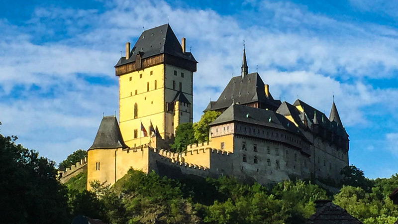 Top-30-pohádkových-hradů-a-zámků-v-České-republice-hrad-karlstejn